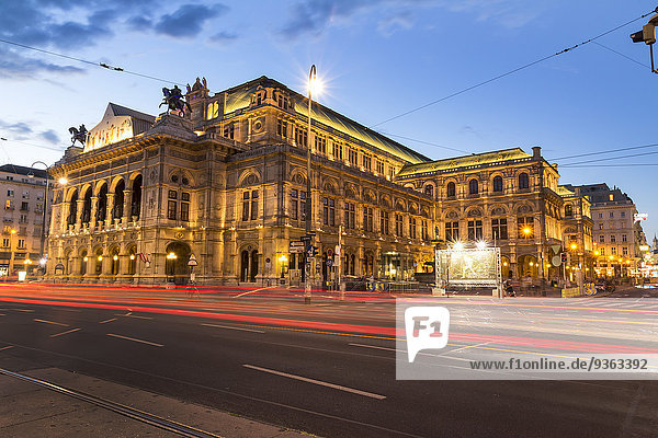 Austria  Vienna  view to state opera house at twilight