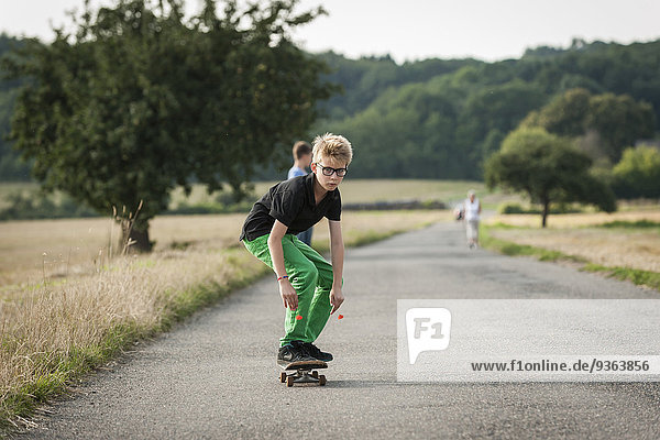 Skateboarden auf einer ländlichen Straße