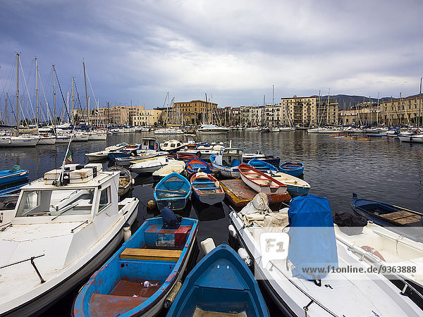 Italien  Sizilien  Palermo  Fischerboote im Hafen