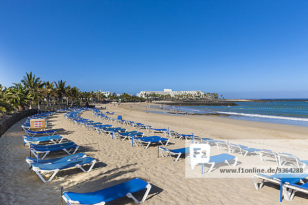 Spanien  Kanarische Inseln  Lanzarote  Costa Teguise  Strand Baja de los Charcos  Hotel Las Salinas im Hintergrund