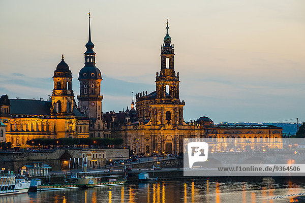 Deutschland  Sachsen  Dresden  Blick auf die Akademie der Bildenden Künste  Brühlsche Terrasse  Sekundogenitur  Hausmann-Turm  Ständehaus  Dresdner Dom mit Elbufer am Abend