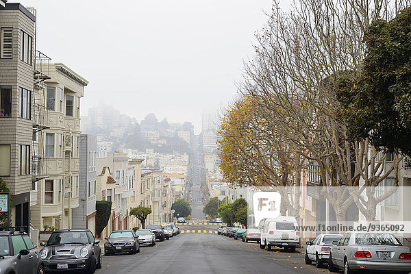 USA  Kalifornien  San Francisco  Häuser und parkende Autos entlang der Chestnut Street