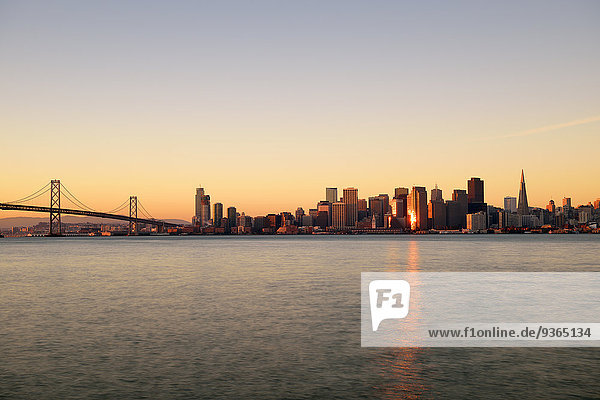 USA  Kalifornien  San Francisco  Oakland Bay Bridge und Skyline des Financial District im Morgenlicht