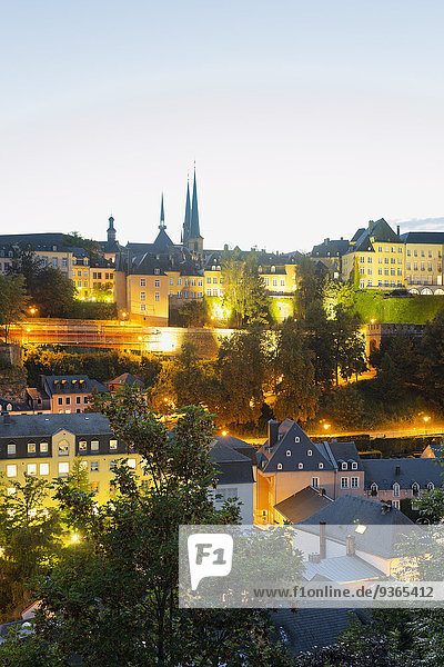 Luxemburg  Luxemburg-Stadt  Blick auf den Stadtteil Grund  Notre-Dame Kathedrale im Hintergrund  Abendlicht