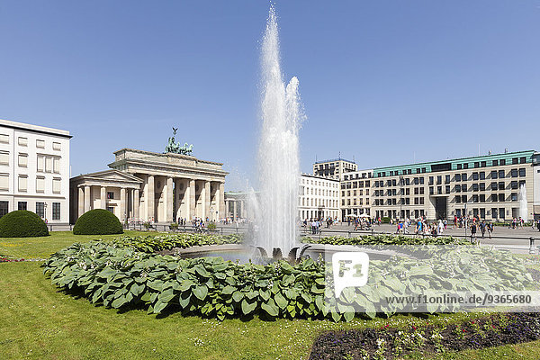 Deutschland  Berlin  Pariser Platz  Brandenburger Tor  Springbrunnen