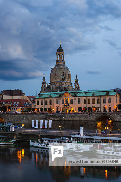 Deutschland  Sachsen  Dresden  Stadtbild bei Dämmerung mit Raddampfer an der Elbe