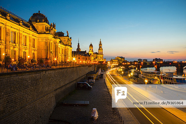 Deutschland  Sachsen  Dresden  Blick auf Elbe und Skyline bei Sonnenuntergang
