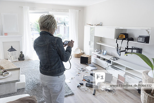 Frau fotografiert Chaos nach Einbruch  wenn sie in ihr Einfamilienhaus zurückkehrt