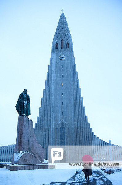 Reykjavik Hauptstadt Außenaufnahme Landschaft Schnee Monument Statue Island