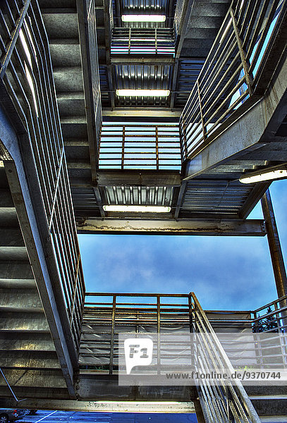 niedrig Treppenhaus Ansicht Flachwinkelansicht Winkel Metall