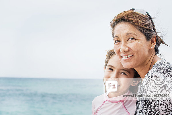 nahe lächeln Ozean Tochter Mutter - Mensch