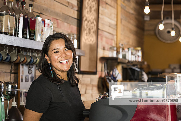 Frau lächeln arbeiten Hispanier Laden Kaffee