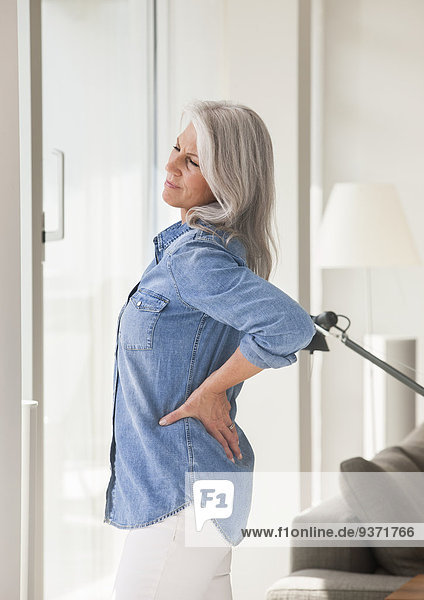 Ältere Frau mit Rückenschmerzen