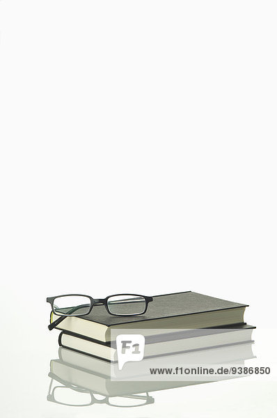 Brille auf zwei Büchern