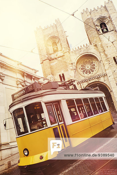 Lissabon Hauptstadt Kathedrale frontal Straßenbahn
