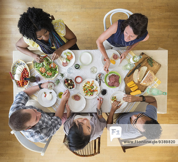 Zusammenhalt Freundschaft am Tisch essen