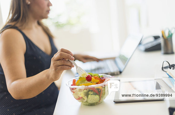 Frau arbeiten Salat essen essend isst Heimarbeitsplatz