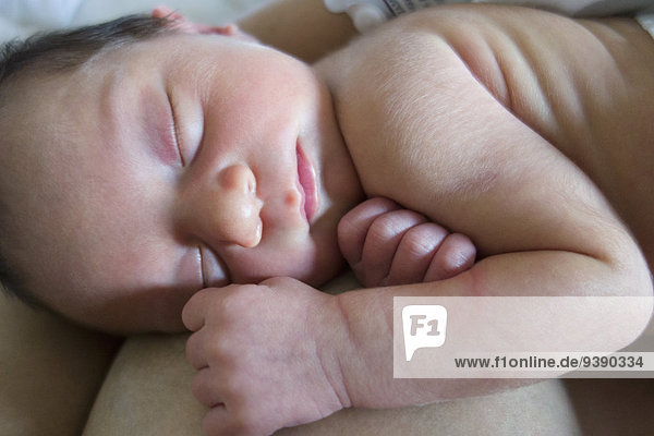 Neugeborenes neugeboren Neugeborene halten Tochter Mutter - Mensch