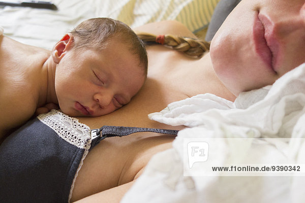 Neugeborenes neugeboren Neugeborene halten Tochter Mutter - Mensch