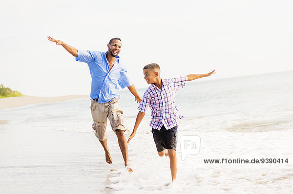 Strand Menschlicher Vater Sohn rennen 10-11 Jahre 10 bis 11 Jahre