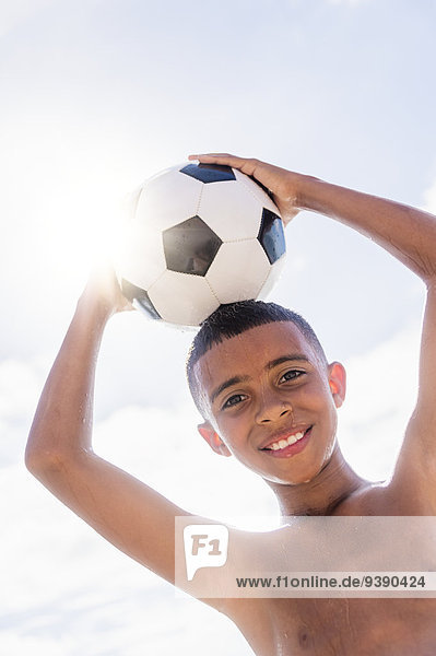 Junge - Person halten Fußball Ball Spielzeug 10-11 Jahre 10 bis 11 Jahre