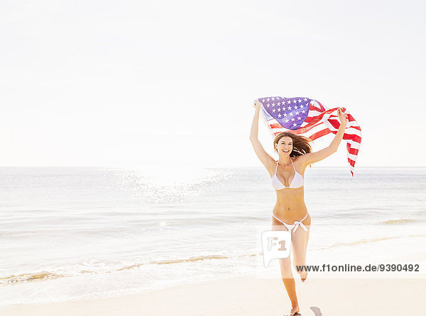 Frau halten Fahne amerikanisch