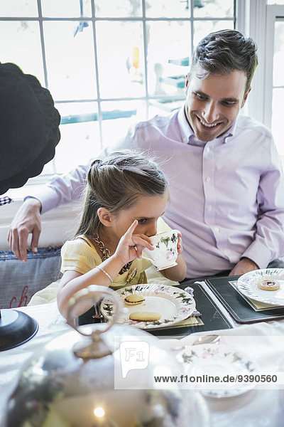 Zusammenhalt Menschlicher Vater am Tisch essen Zimmer Tochter 5-6 Jahre 5 bis 6 Jahre essen essend isst