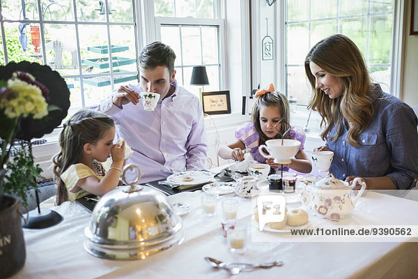 Zusammenhalt am Tisch essen Zimmer Menschliche Eltern Tochter 5-6 Jahre 5 bis 6 Jahre essen essend isst