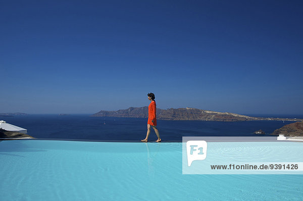 Außenaufnahme Frau Mensch Tag Menschen Schwimmbad Hotel Insel Griechenland Santorin griechisch Mittelmeer Tourismus