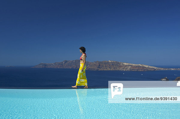 Außenaufnahme Frau Mensch Tag Menschen Schwimmbad Hotel Insel Griechenland Santorin griechisch Mittelmeer Tourismus