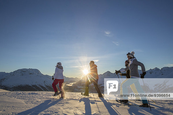 Schneeschuh Frau Winter Mann gehen Kanton Graubünden Schnee Wintersport
