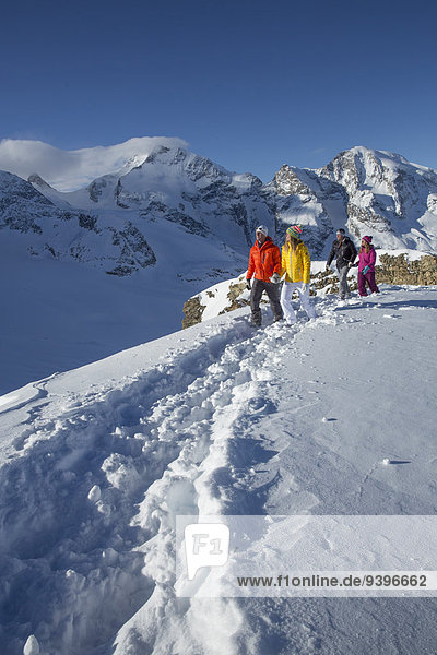 Frau Berg Winter Mann gehen Weg Tagesausflug Eis wandern Spur Kanton Graubünden Moräne Wanderweg Schnee Wintersport