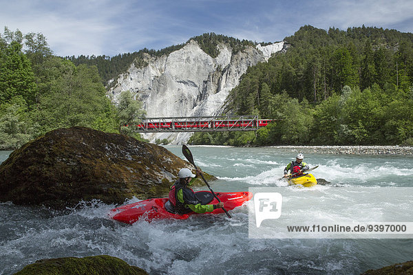 Wasser Frau Mann Sport Wassersport fließen Fluss Zug Kanu Kajak Schlucht Kanton Graubünden Gewässer