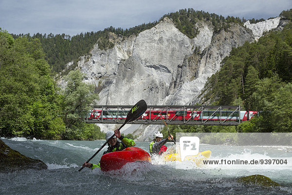 Wasser Frau Mann Sport Wassersport fließen Fluss Zug Schlucht Kanton Graubünden Gewässer