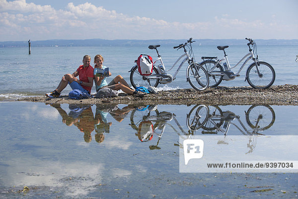 Lake Constance  biker  bicycle  bicycles  bike  riding a bicycle  bicycle land Switzerland  canton  TG  Thurgau  heart route  Flyer  eBike  electric bicycle  Switzerland  Europe  couple  man  woman  shore