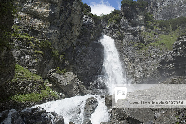 Europa Berg Wasserfall Surselva Kanton Graubünden Stausee Schweiz