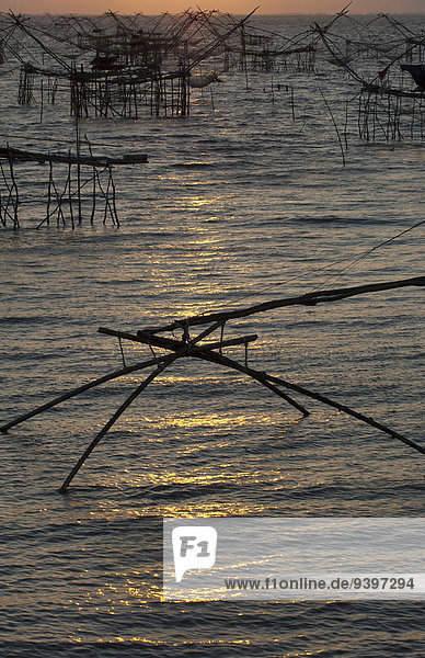Wasserrand Sonnenaufgang Netz angeln Asien Thailand