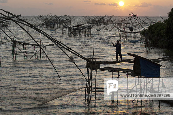 Wasserrand Sonnenaufgang Netz angeln Asien Fischer Thailand