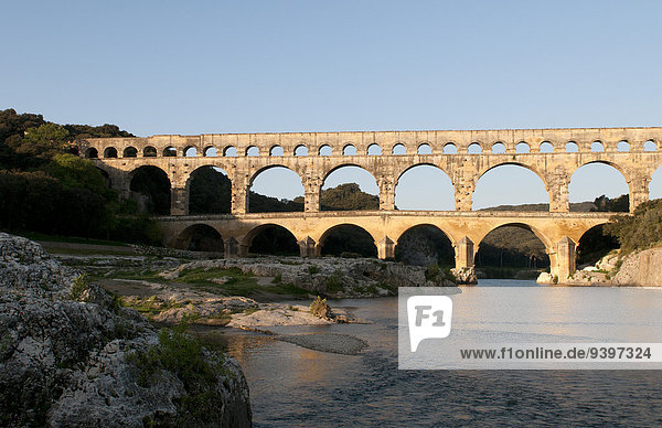 Frankreich Brücke Aquädukt Pont du Gard Tourismus
