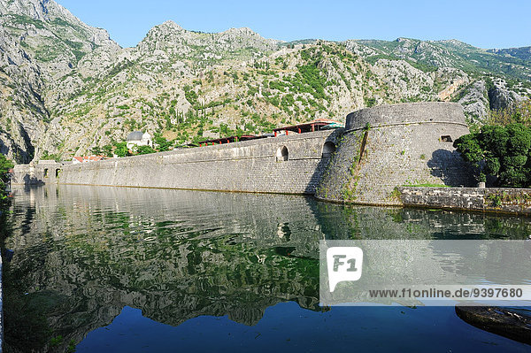 Wasser Europa Stein Wand europäisch Wohnhaus Sommer Gebäude Reise Stadt Festung Lebensphase UNESCO-Welterbe Balkan Bucht Erbe Kotor Montenegro alt