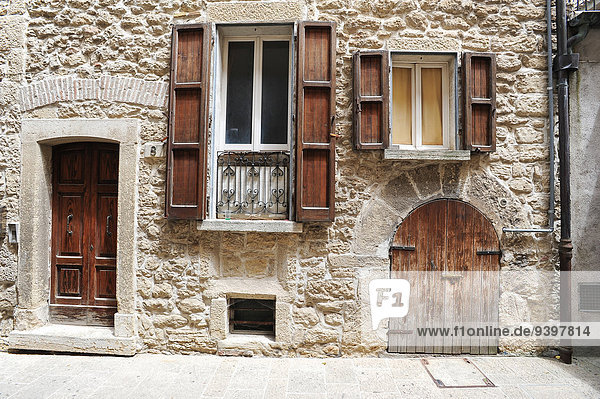 Kopfsteinpflaster Städtisches Motiv Städtische Motive Straßenszene Straßenszene Mittelalter Europa Außenaufnahme Fenster europäisch Tradition Wohnhaus Tür Gebäude Straße Reise Stadt Großstadt Architektur Fassade Hausfassade frontal Kultur Nachbarschaft bauen Stadthaus typisch Ortsteil Italienisch Italien schmal San Marino