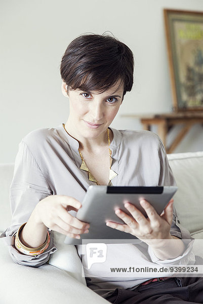 Frau mit digitalem Tablett zu Hause