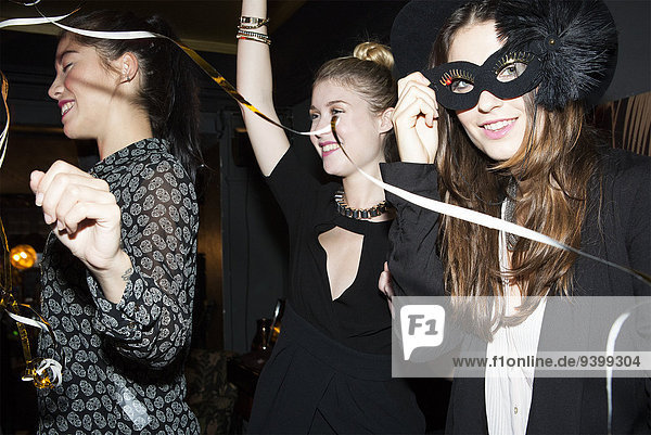 Frauen feiern im Nachtclub