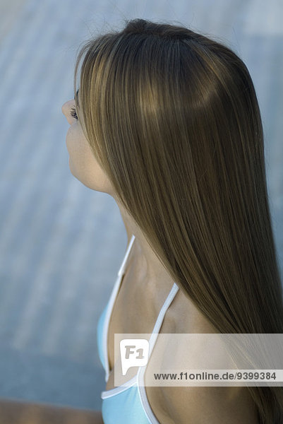 Junge Frau mit langem Haar im Bikini-Top  geschnitten