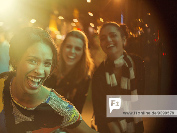 Freundschaft,Nacht,Straße,Großstadt,spielen