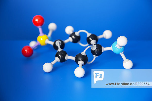 Molekulares Modell auf blauem Zähler