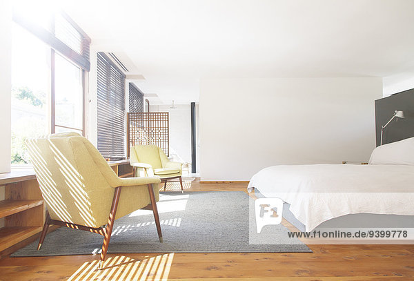 Sessel  Teppich und Bett im modernen Schlafzimmer