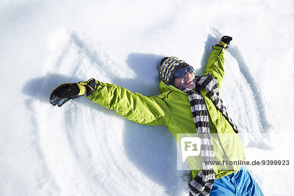 Mann macht Schneewinkel