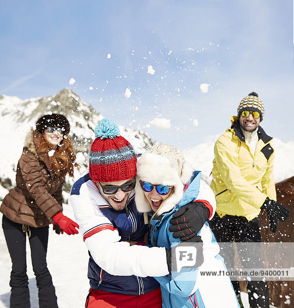 Freunde beim Schneeballschlachten im Schnee