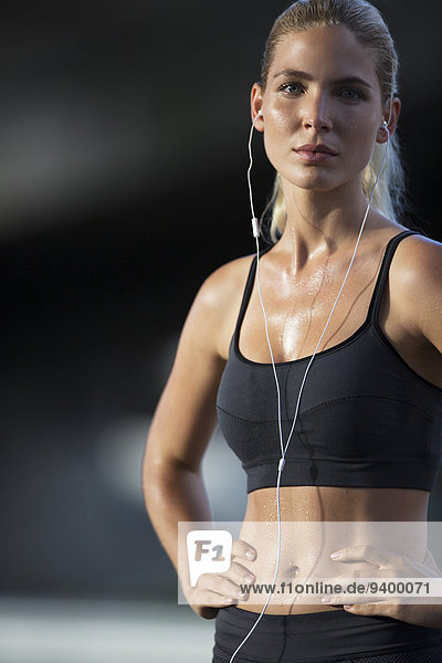Frau, die sich nach dem Training ausruht
